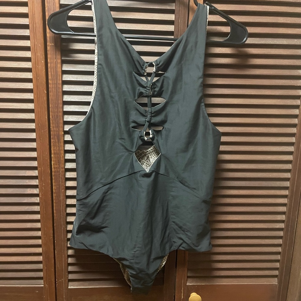 Acacia Mauka Reversible One Piece in Black and Snakeskin Size XL - Picture 6 of 6